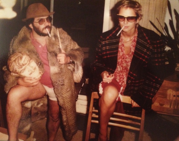 Padre y madre en una fiesta hipster vestidos con look vintage