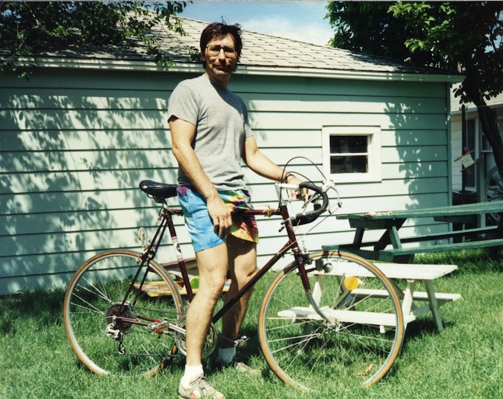Foto antigua de un padre hipster en bicicleta