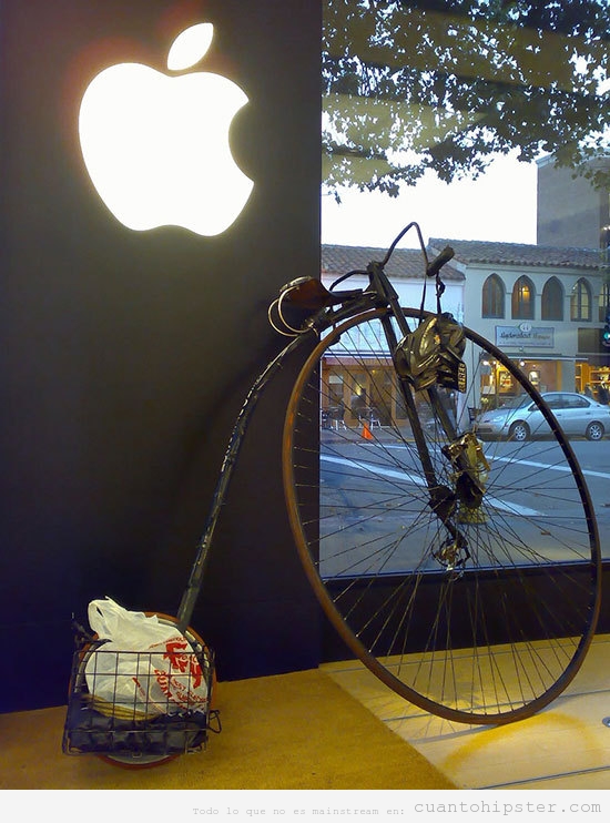 Bicicleta con rueda grande de un hipster en la Apple Store