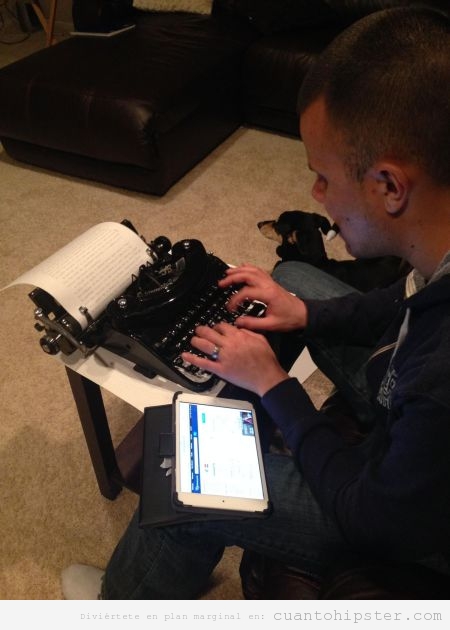 Hipster con iPad escribiendo a máquina