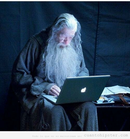 Gandalf hipster con ordenador MacBook