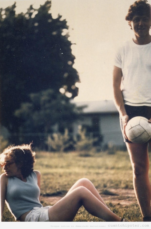Bill Clinton y Hillary Rodham jugando a voley de jóvenes en 1971