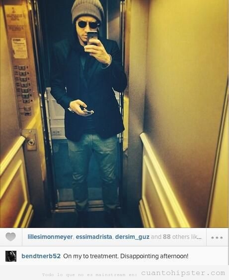 Nicklas Bendtner look hipster, selfie en el ascensor
