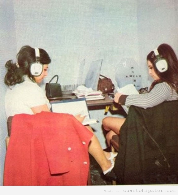 Foto antigua chicas iraníes años 60 y 70 con auriculares grandes