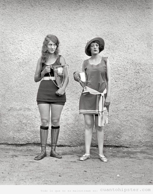 Foto antigua de dos chicas reians de la belleza en los años 20