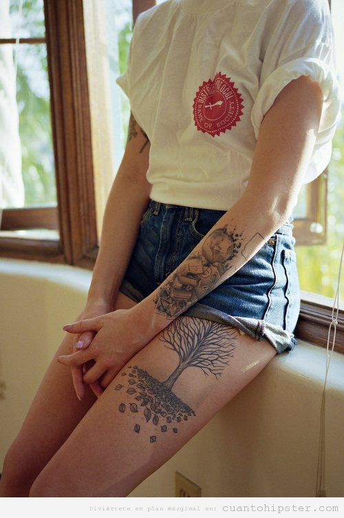 Tatuaje de un árbol sin hojas en la pierna, chica hipster