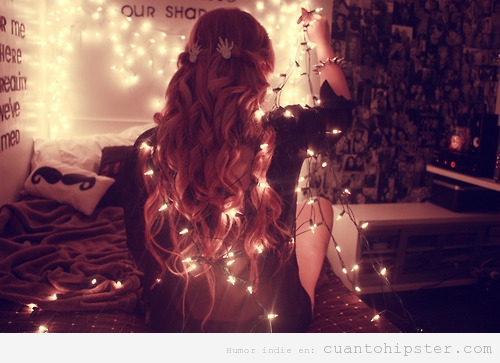 Chica hipster convertida en un árbol de Navidad con luces