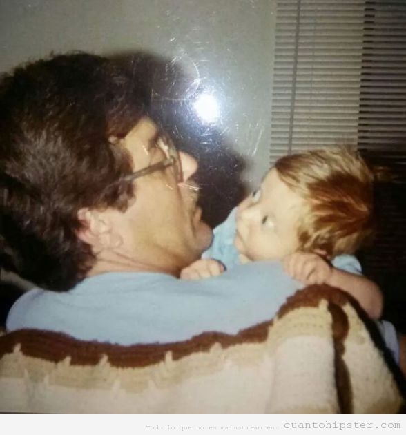 Imagen antigua de un padre con look hipster y su bebé