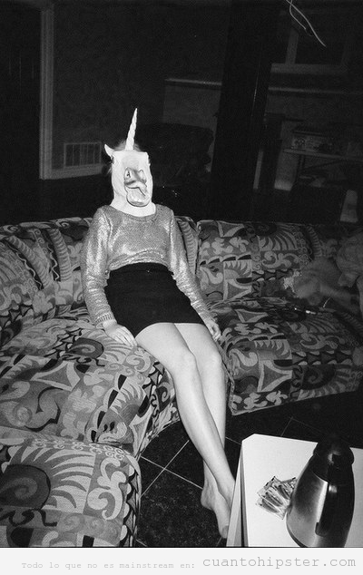 Foto WTF de una chica hipster con cabeza de unicornio