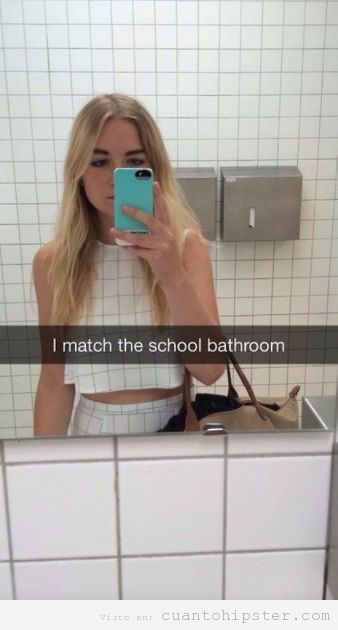 Foto graciosa chica look hipster a juego con azulejos del baño