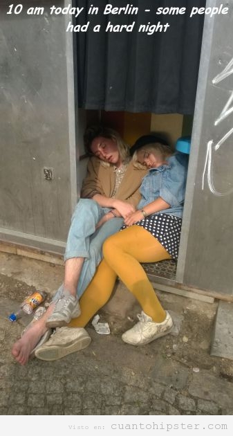  Foto chicas hipsers en  Berlín durmiendo en un Fotomatón