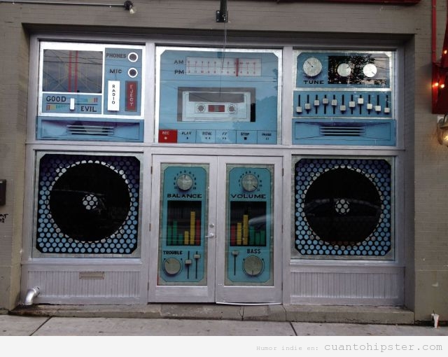 Tienda de discos o bar con fachada original, radiocasete