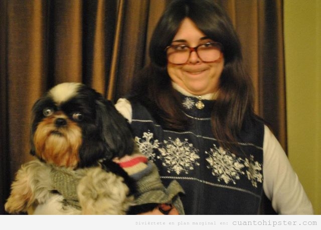 Foto graciosa chica hipster con perro en jersey de Navidad