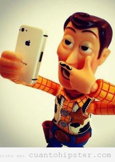 Foto de Buddy Toy Story haciéndose un selfie