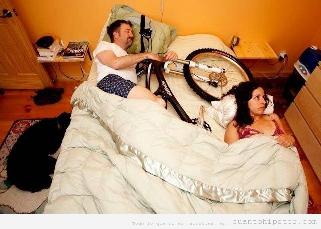 Foto graciosa hipster enamorado y durmiendo con la bici
