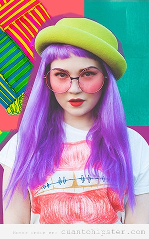 Chica con pelo rosa, gafas lilas y sombrero hongo