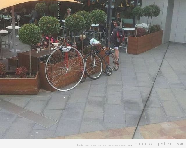 Bicicletas antiguas aparcadas en una terraza