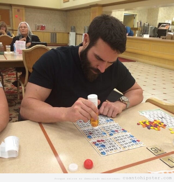 Foto de un chico hipster con barba jugando al Bingo