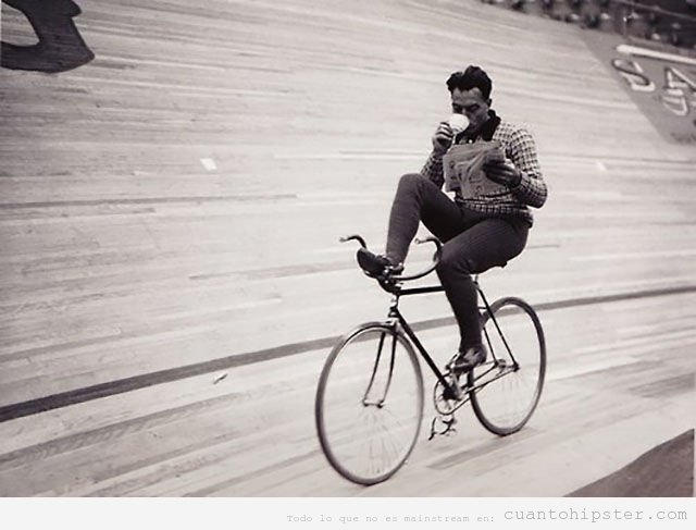 Foto antigua de un hombre en bici en un velódromo