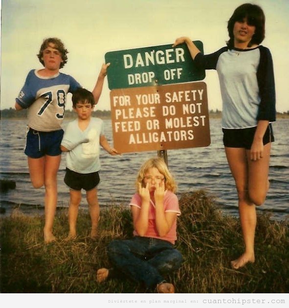 Foto graciosa de familia con carteles de cocodrilos