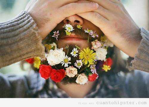 Hipster con barba llena de flores
