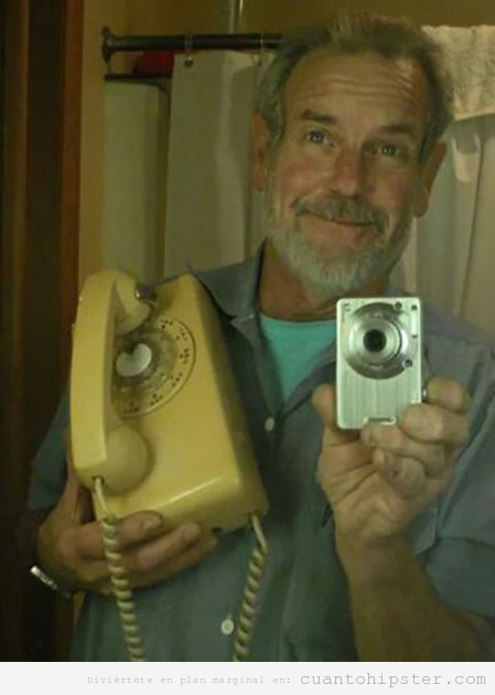 Selfie de tu abuelo con el teléfono