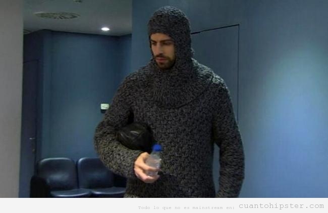 Gerard Piqué con look hipster jersey cota de malla medieval