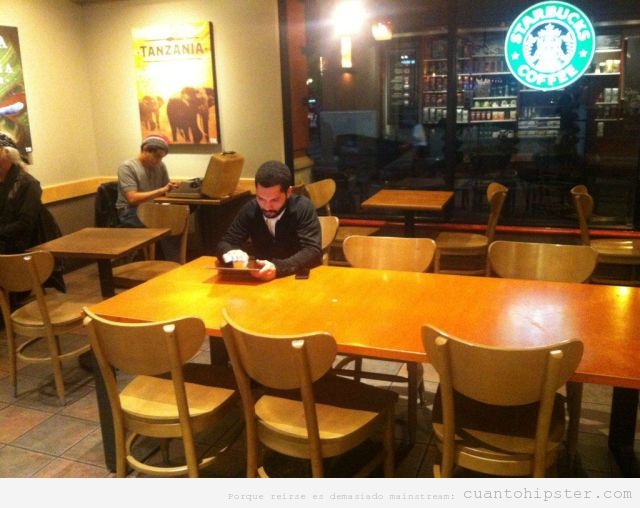 Foto de un hipster en Starbucks con máquina de escribir 