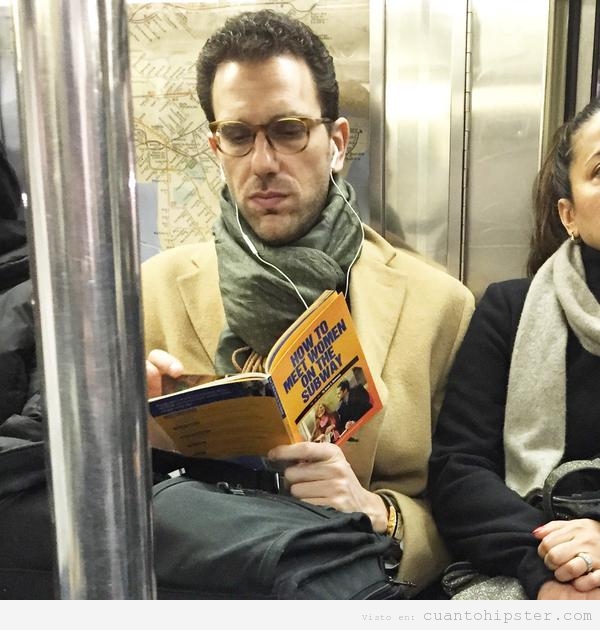 Foto graciosa, hombre leyendo libro cómo conocer chicas metro