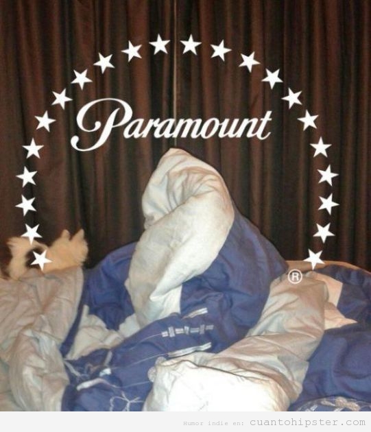 Foto graciosa, logo de Paramount con edredón