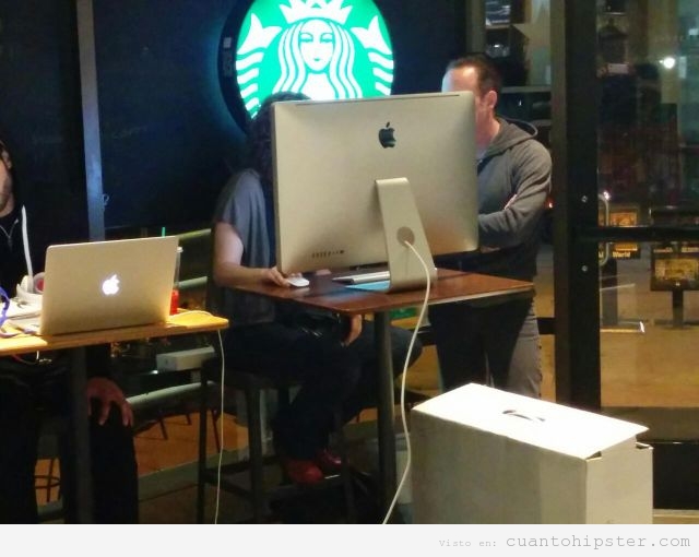Foto WTF ordenador Mac grande en el Starbucks