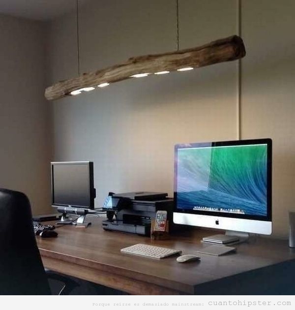 Oficina hipster con un mac y una lámpara tronco