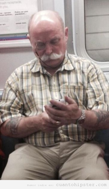 Señor mayor con tatuajes y un monóculo para el smartphone