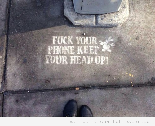 Mensaje escrito suelo calles de una ciudad