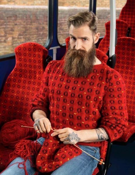 Hipster teje un jersey a juego con el asiento del autobús