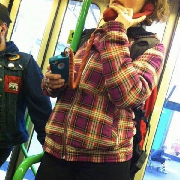 Chica auricular teléfono antiguo en el metro