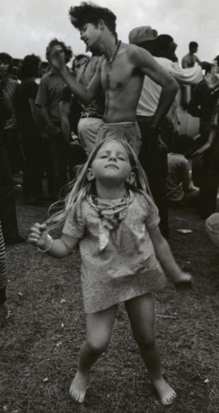 Foto bonita de una niña hippie bailando en un festival