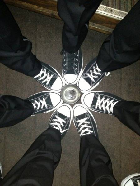 Grupo amigos zapatillas Converse en círculo