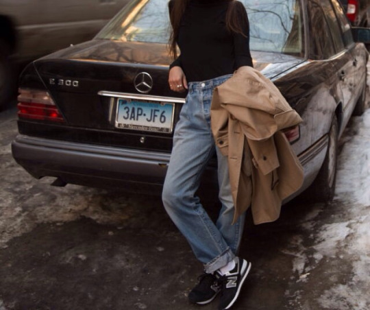 Imagen de una chica con look hipster y un Mercedes