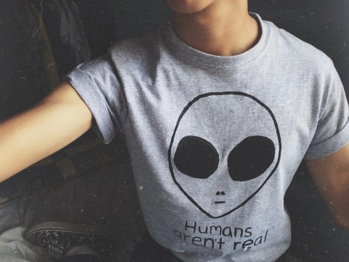 Camiseta de un alien diciendo humans aren't real