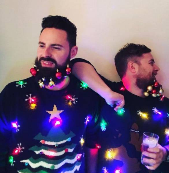 Dos chicos hipsters con jerséis feos en Navidad