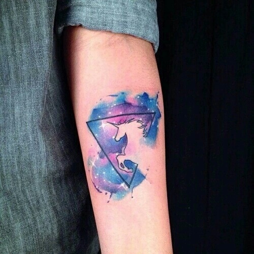 Tatuaje hipster triangulo y unicornio