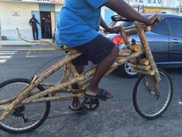 Bicicleta hecha con troncos