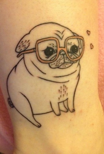 Tatuaje perro carlino hipster gafas de pasta