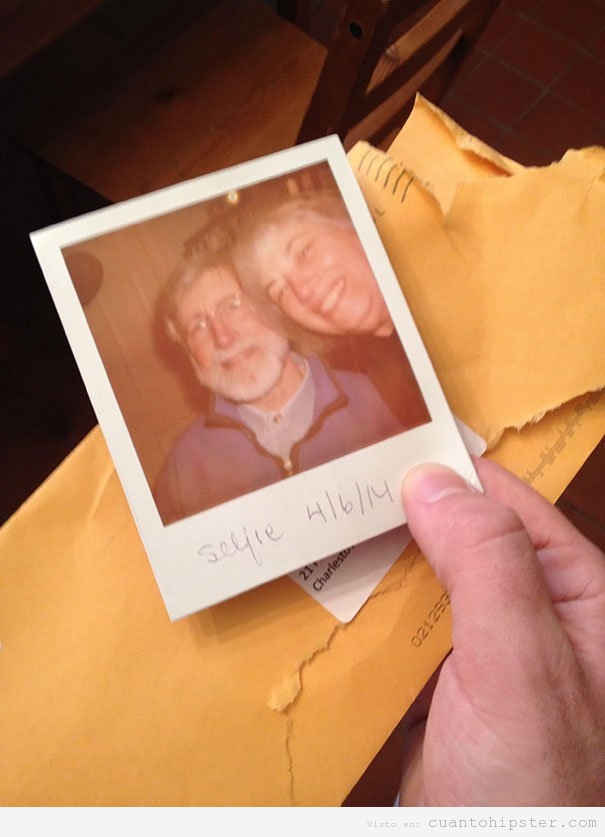Foto graciosa padres selfie Polaroid de verdad