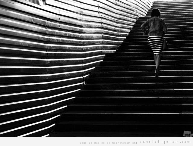 Foto Op Art escalera y chica con vestido rayas