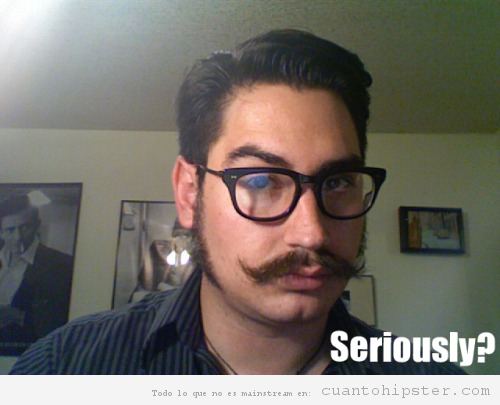 Chico hipster con gafas y bigote